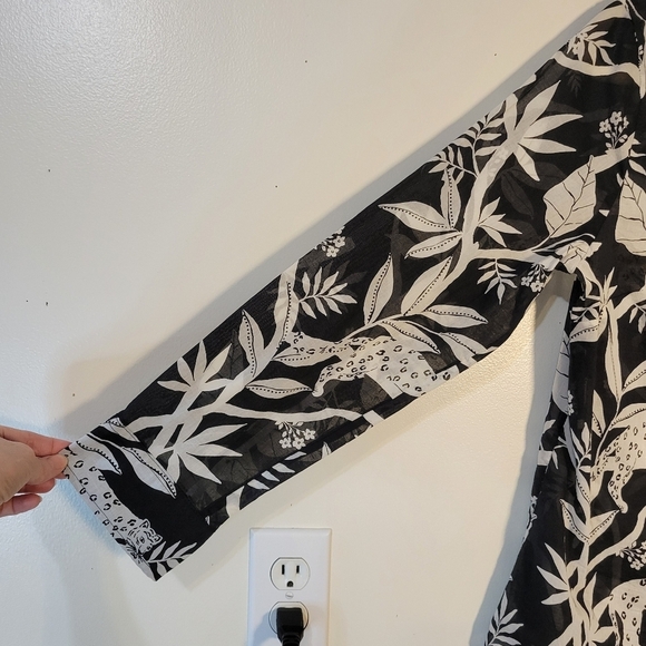 Talbots (Women's MP) Long sleeve Button down Semi-sheer "Tropical Panther" Top - Picture 3 of 11